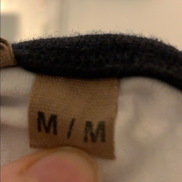 Basic white tee with black trim • - Picture 4 of 4